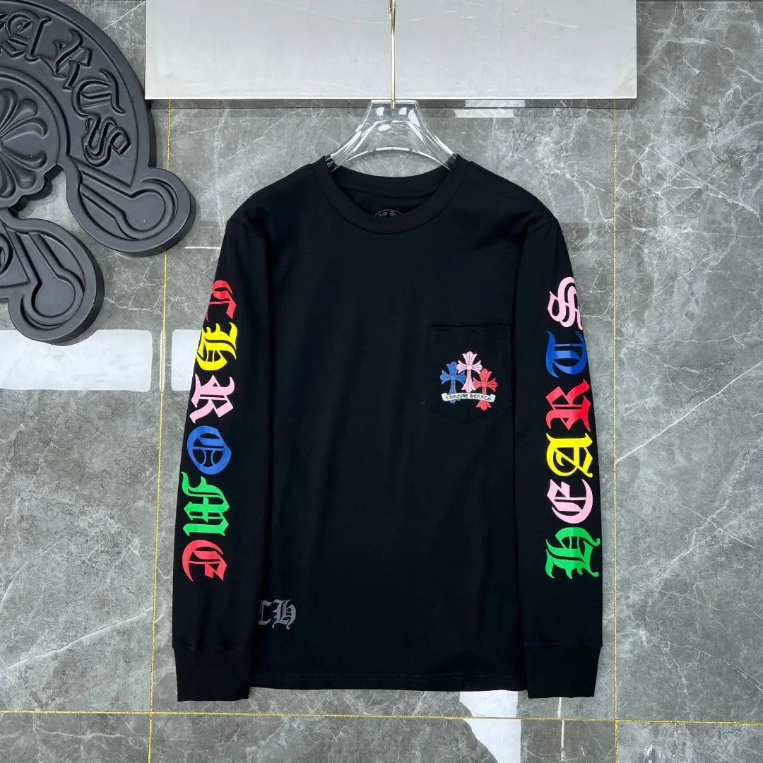 P160 Chrome Hearts long T series is available at the counter simultaneously. Chrome’s classic colorful phantom cross letter flower arm length T. Imported environmentally friendly glue printing and dyeing. Specially customized original 1:1 high weight comfortable fabric. 🌈Recommended colors: black white 🌈Cardage: S, M, L, XL
